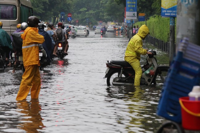 Hà Nội ngập nước tứ bề sau cơn mưa trắng trời ảnh 9