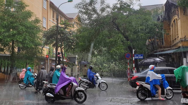 Hà Nội ngập nước tứ bề sau cơn mưa trắng trời ảnh 5