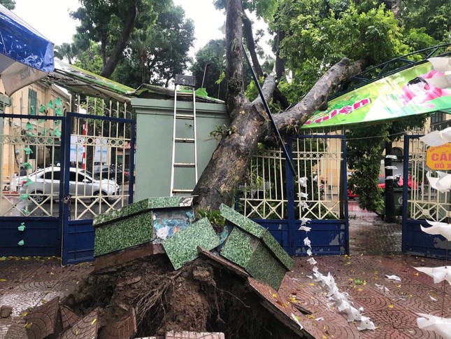 Hà Nội ngập nước tứ bề sau cơn mưa trắng trời ảnh 20