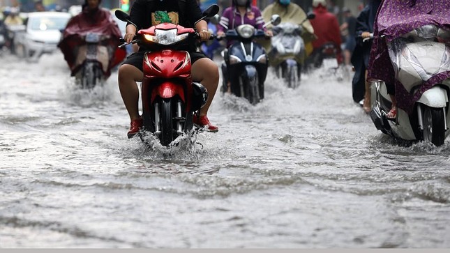 Hà Nội ngập nước tứ bề sau cơn mưa trắng trời ảnh 7