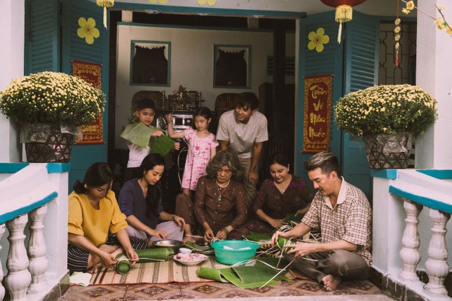 Vũ Hà rưng rưng vì thấy gia đình 4 thế hệ trong dự án Tết của Mr Đàm ảnh 1