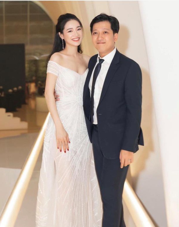Valentine thời dịch: Ưng Hoàng Phúc tặng vợ khẩu trang, Ngô Thanh Vân 'tủi thân' ảnh 6