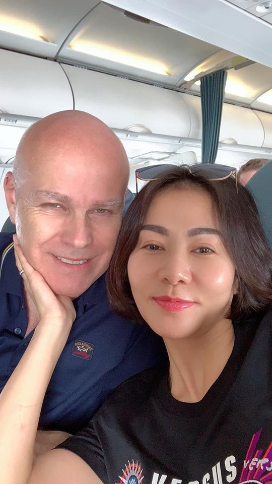 Valentine thời dịch: Ưng Hoàng Phúc tặng vợ khẩu trang, Ngô Thanh Vân 'tủi thân' ảnh 3