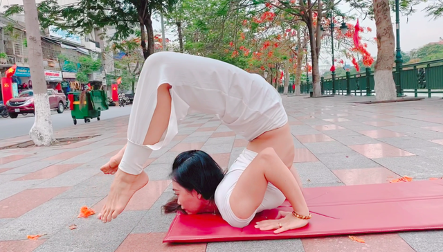 Cặp đôi Yoga Hải Phòng trình diễn điệu nghệ trên con đường hoa phượng vĩ ảnh 3