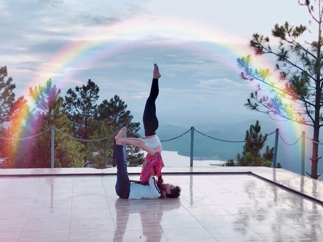 Cặp đôi Yoga Hải Phòng trình diễn điệu nghệ trên con đường hoa phượng vĩ ảnh 5