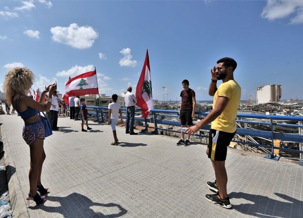 Đến hiện trường thảm họa Beirut để chụp ảnh 'sống ảo', cặp đôi bị chỉ trích dữ dội ảnh 2