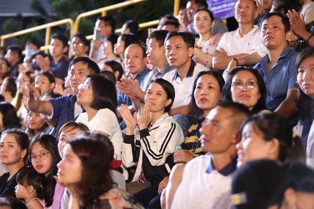 Người dân Vũng Tàu hòa chung không khí sôi động của Hoa hậu Việt Nam 2020 ảnh 3
