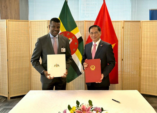Việt Nam và Dominica ký hiệp định miễn visa cho người mang hộ chiếu ngoại giao và công vụ ảnh 1