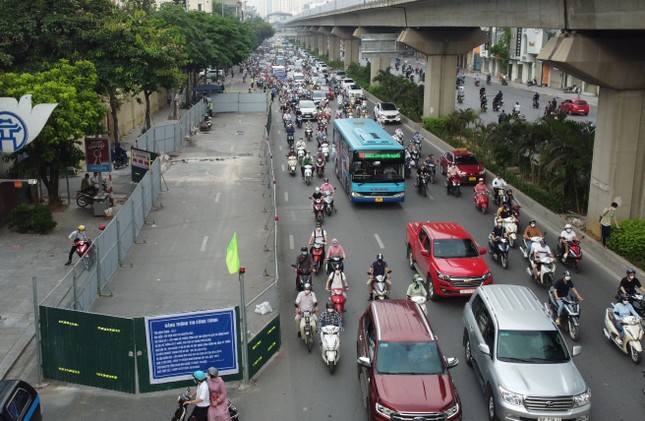 Tuyến đường đông đúc nhất Thủ đô: Bao giờ thoát nạn lô cốt? ảnh 1