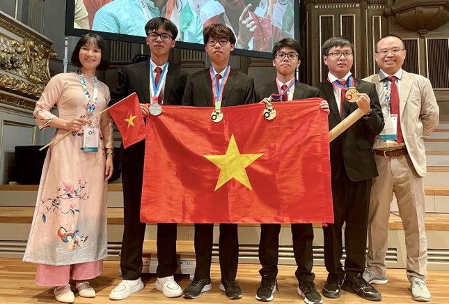 'Chàng trai Vàng' Olympic Hóa học ảnh 1