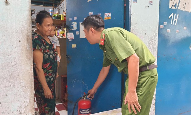 Sản phẩm phòng cháy, chữa cháy ở TPHCM liên tục 'cháy hàng' ảnh 1