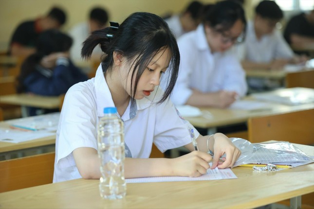 Thi tốt nghiệp THPT từ năm 2025: Tranh luận về Lịch sử trở thành môn thi bắt buộc ảnh 1