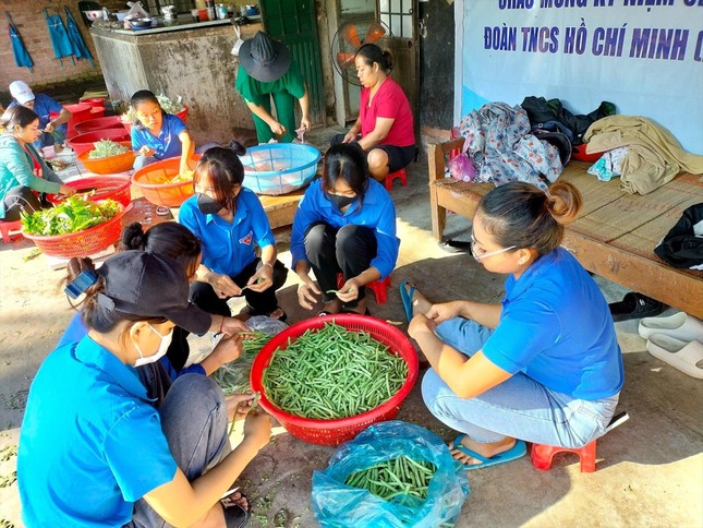 Bữa cơm yêu thương dưới đỉnh Ngọc Linh ảnh 1