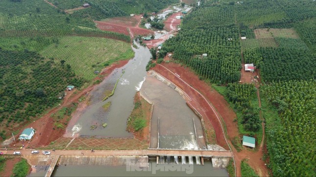 Mưa dồn dập, hồ đập trở thành 'bom nước' ảnh 1