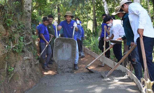 Áo xanh tình nguyện 'phủ sóng' khắp nơi ảnh 1