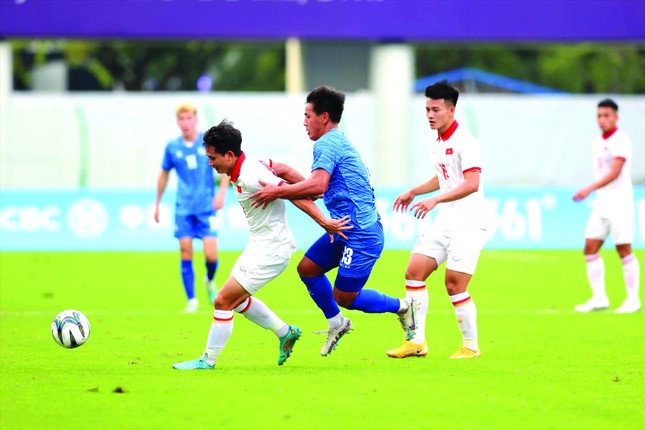 Chiến thắng chưa hoàn hảo của Olympic Việt Nam ảnh 1