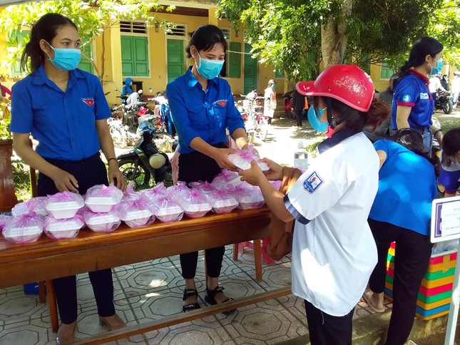 'Bữa cơm yêu thương' dành cho sĩ tử ảnh 1