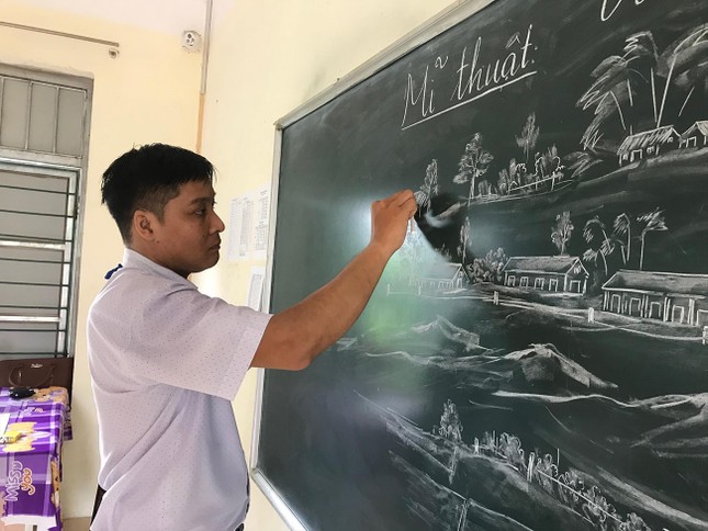 Những bức tranh phấn trắng của thầy Hùng ảnh 2