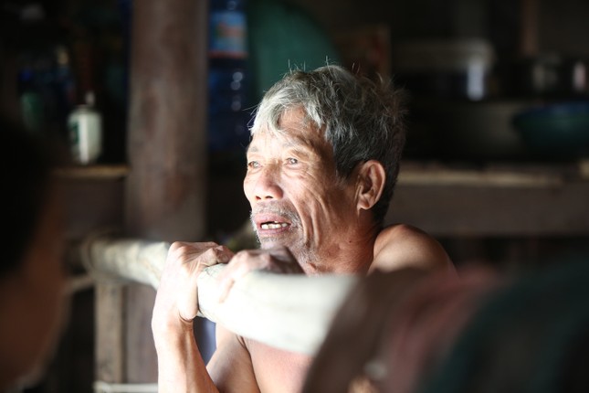Chui vào nóc nhà nơi dân tránh lũ ảnh 1