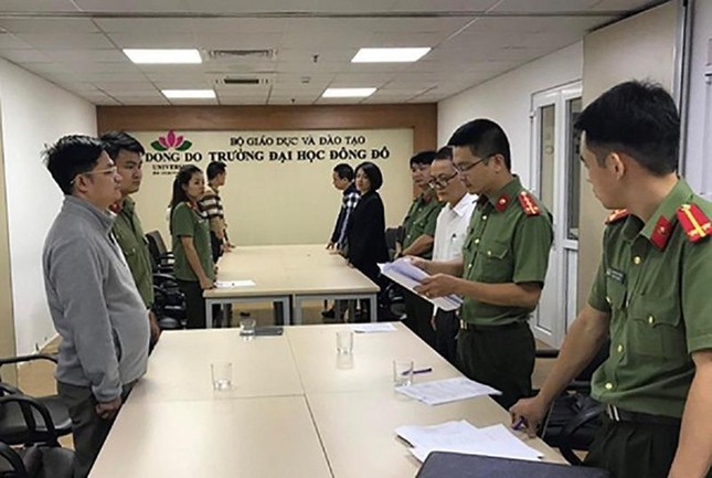 Mưa rào tại Hà Nội đêm 30 Tết, một năm nhiều sự kiện, biến động ảnh 2
