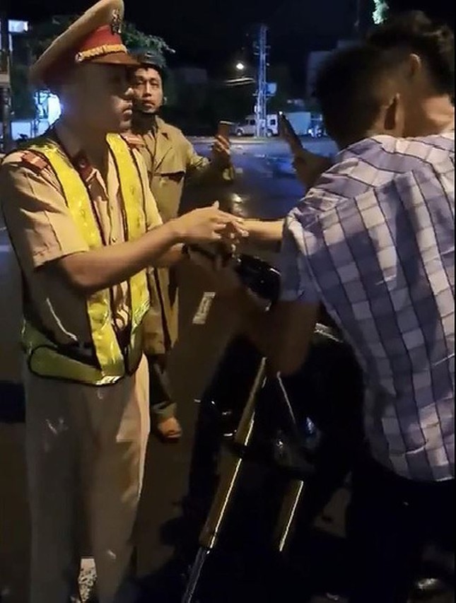 Vụ CSGT bất ngờ 'ngã' khi đang làm nhiệm vụ: Bị thúc cùi chỏ? ảnh 1