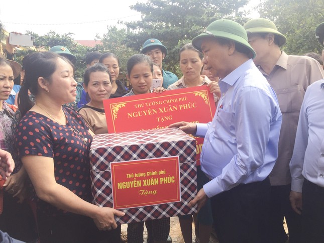 Thủ tướng thăm hỏi, động viên bà con vùng lũ ảnh 1