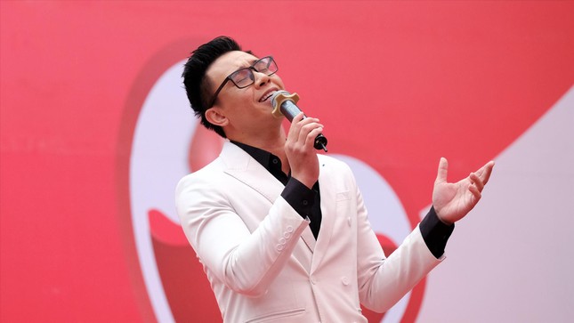 Vui hết nấc ở Chủ nhật Đỏ ảnh 1