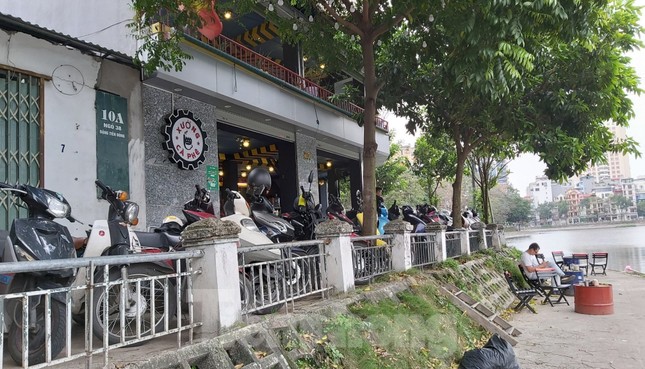 Quán bia ở Hà Nội tràn vỉa hè, đông đúc giữa dịch COVID-19 ảnh 4