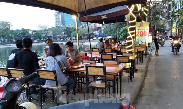 Quán bia ở Hà Nội tràn vỉa hè, đông đúc giữa dịch COVID-19 ảnh 1