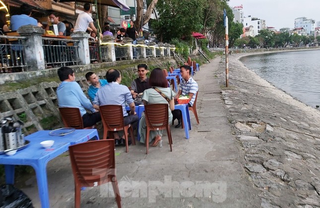 Quán bia ở Hà Nội tràn vỉa hè, đông đúc giữa dịch COVID-19 ảnh 2