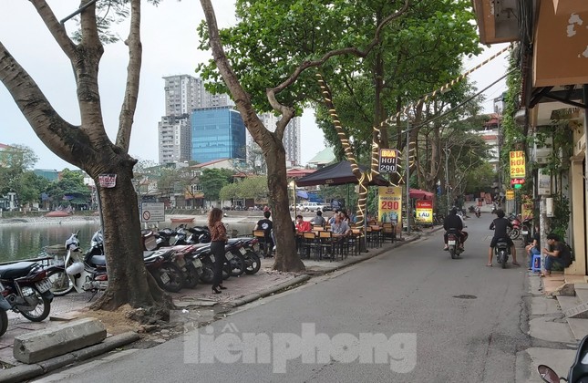 Quán bia ở Hà Nội tràn vỉa hè, đông đúc giữa dịch COVID-19 ảnh 6