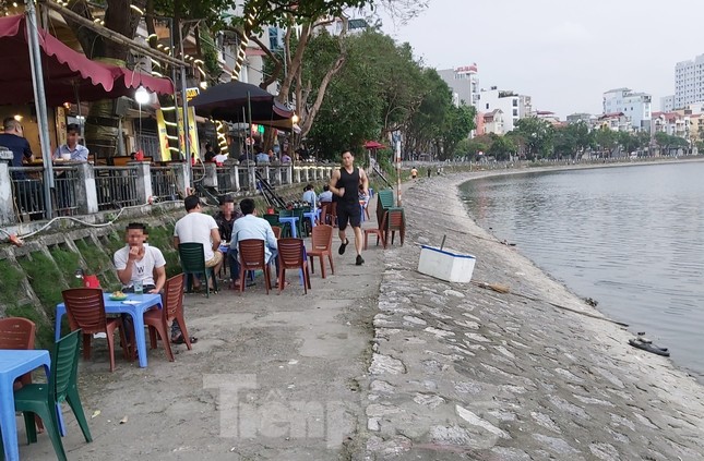 Quán bia ở Hà Nội tràn vỉa hè, đông đúc giữa dịch COVID-19 ảnh 3