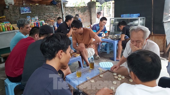 Công an phường ở Hà Nội 'bất ngờ' về quán trà đá nhộn nhịp trong dịch ảnh 1