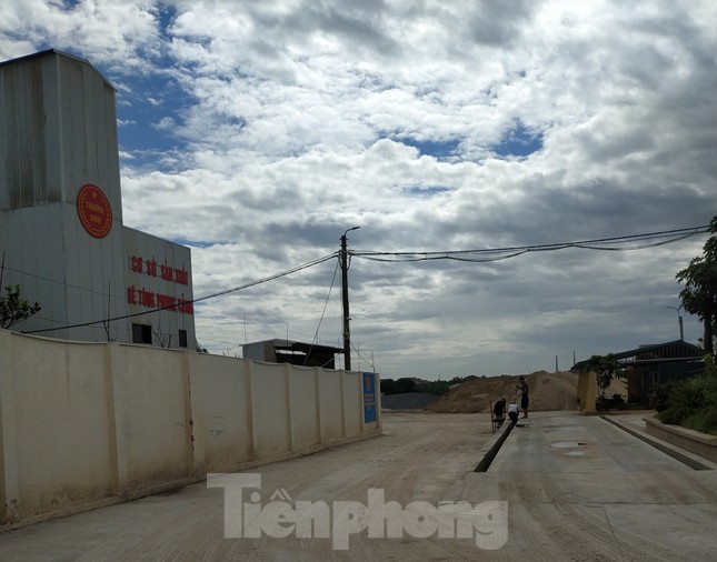 Ai 'chống lưng' cho trạm trộn bê tông, bãi cát dọc sông Hồng? ảnh 4