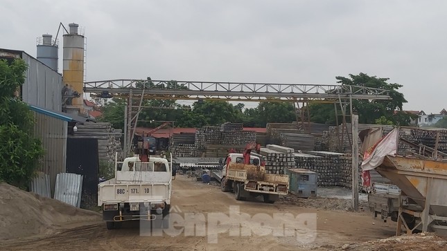 Ai 'chống lưng' cho trạm trộn bê tông, bãi cát dọc sông Hồng? ảnh 3