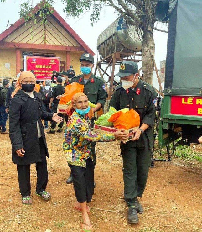 Nghĩa tình Cảnh sát cơ động và những cuộc hành quân dã ngoại nơi buôn làng ảnh 3