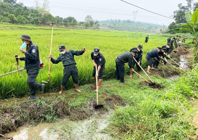 Nghĩa tình Cảnh sát cơ động và những cuộc hành quân dã ngoại nơi buôn làng ảnh 7