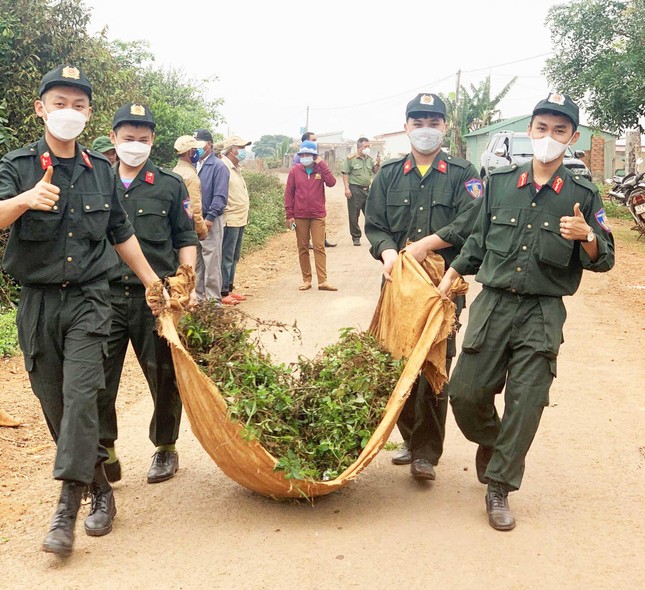 Nghĩa tình Cảnh sát cơ động và những cuộc hành quân dã ngoại nơi buôn làng ảnh 6