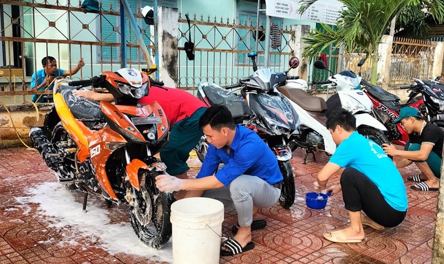 Đoàn thanh niên mang Tết ấm đến bệnh nhân nghèo, rửa xe gây quỹ giúp học sinh khó khăn ảnh 4