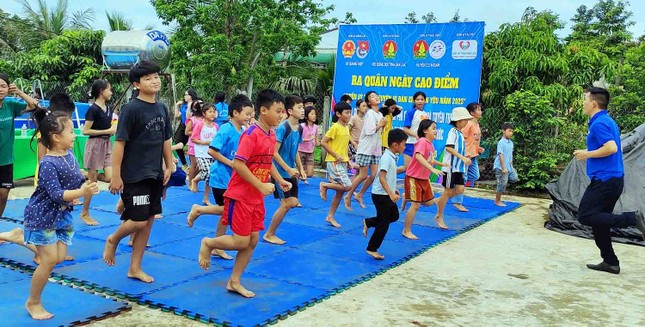 Sôi nổi các lớp bơi miễn phí cho thiếu nhi, phòng chống đuối nước ở Đắk Lắk ảnh 2