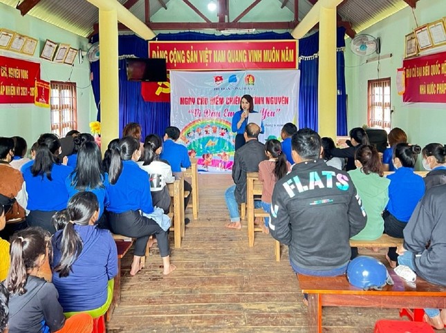 'Áo xanh' Đắk Lắk đến từng nhà phát tờ rơi, tuyên truyền pháp luật ảnh 5