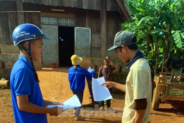 'Áo xanh' Đắk Lắk đến từng nhà phát tờ rơi, tuyên truyền pháp luật ảnh 1