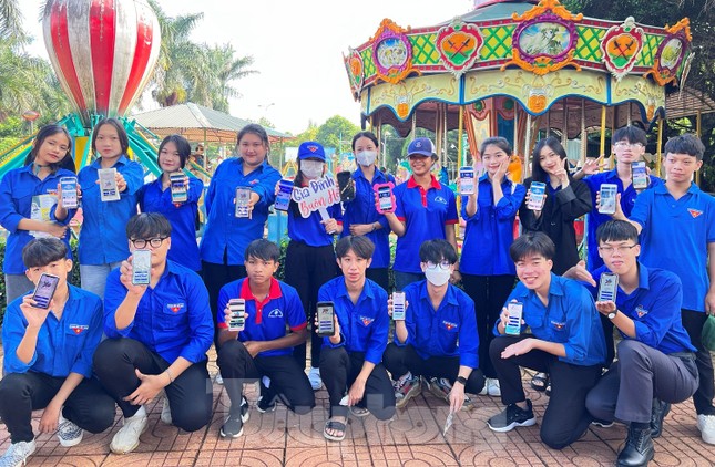 Tuổi trẻ Đắk Lắk thi tìm hiểu Nghị quyết Đại hội Đoàn toàn quốc trong lúc chờ thí sinh thi ảnh 1