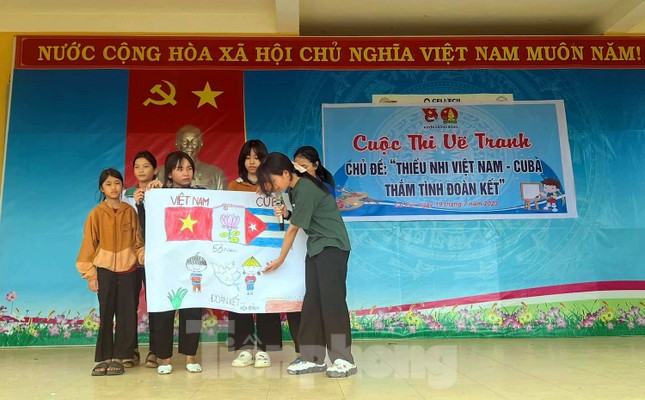 Trẻ vùng sâu hào hứng vẽ tranh thiếu nhi Việt Nam - Cuba ảnh 4