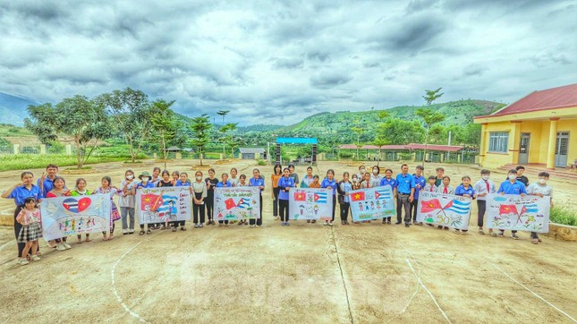 Trẻ vùng sâu hào hứng vẽ tranh thiếu nhi Việt Nam - Cuba ảnh 3