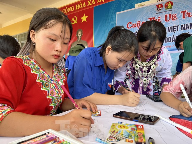 Trẻ vùng sâu hào hứng vẽ tranh thiếu nhi Việt Nam - Cuba ảnh 2