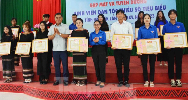 Nhiều sinh viên dân tộc thiểu số tự nguyện về công tác tại vùng khó khăn ảnh 3