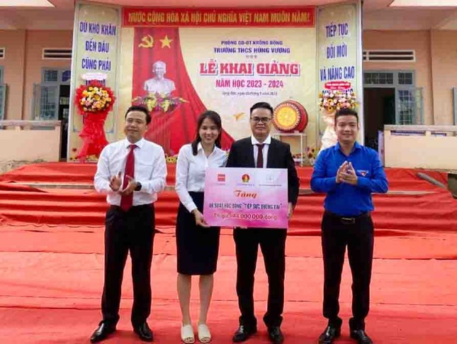 Học sinh khó khăn xúc động nhận học bổng ngày khai giảng ảnh 9