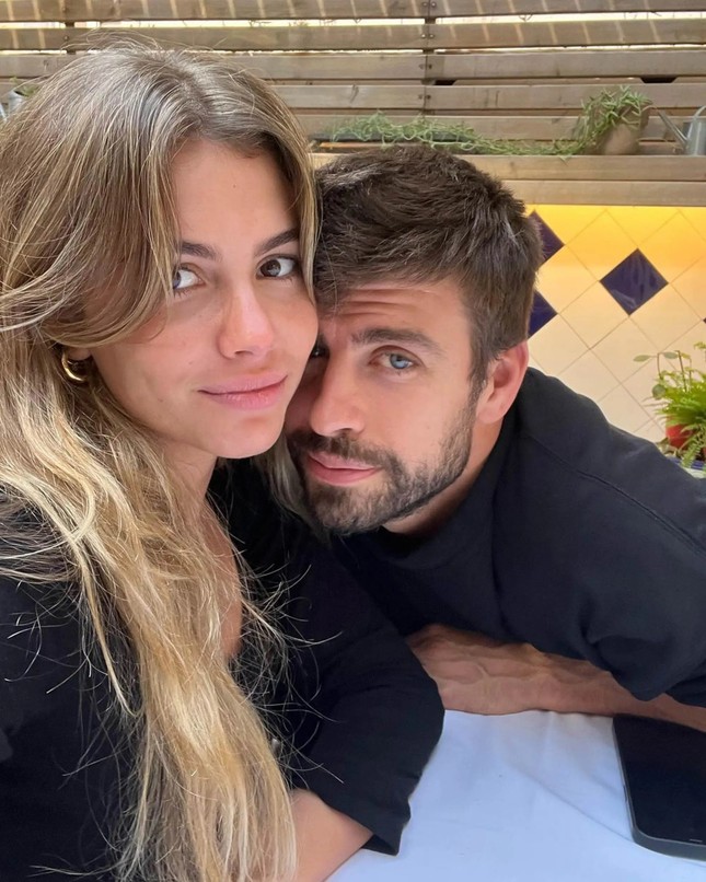 Pique công khai bạn gái sau 7 tháng chia tay Shakira ảnh 1