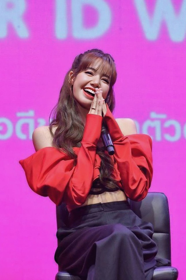 Lisa (BlackPink) diện đầm khoe eo của NTK Công Trí ảnh 1